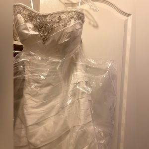 Never worn Alfred Sung wedding dress size 16